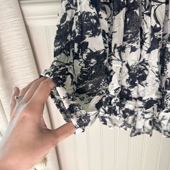 Chelsea & Theodore Large Loose Ruffle Peplum Black and White Floral Blouse - Picture 3 of 10